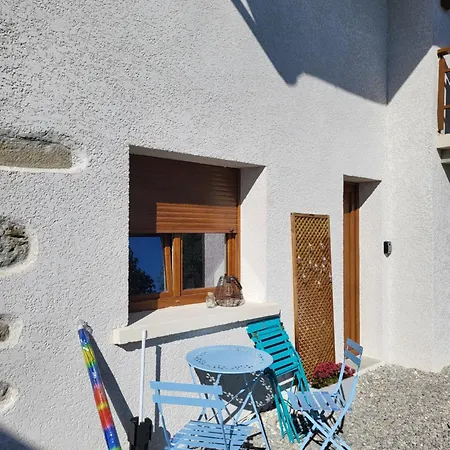 Ferme De Lucinges شقة